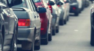 Verkehrsunfall – Überholen stockender Kolonne mit Warnblinklicht ohne Einscherlücke