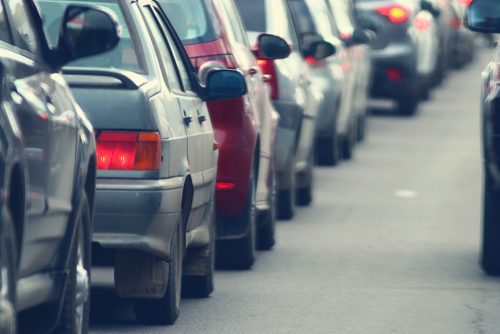 Verkehrsunfall - Überholen stockender Kolonne mit Warnblinklicht ohne Einscherlücke