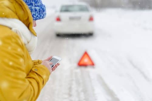 Verkehrsunfall - Kollision mit dem Gegenverkehr bei winterlichen Witterungsverhältnissen