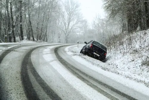 Plötzlicher Wintereinbruch Autounfall ohne Winterreifen