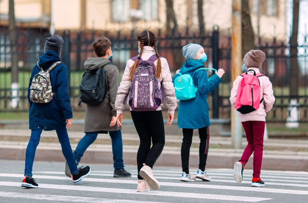 Untersagung der Anordnung zum Tragen einer Mund-Nasen-Bedeckung auf Schulgelände