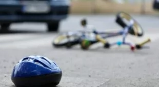 Verkehrsunfall – Kollision zwischen Fahrzeug und einem 10-jährigen Kind
