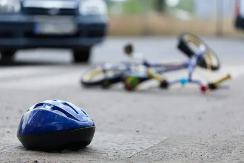 Verkehrsunfall - Kollision zwischen Fahrzeug und einem 10-jährigen Kind