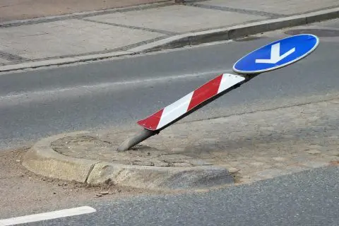 Schadenersatzanspruch aufgrund einer Kollision mit einem umgeknickten Verkehrsschild