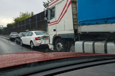 Verkehrsunfall – Kollision bei unzulässigem Wechsel auf den rechten Seitenstreifen der Autobahn