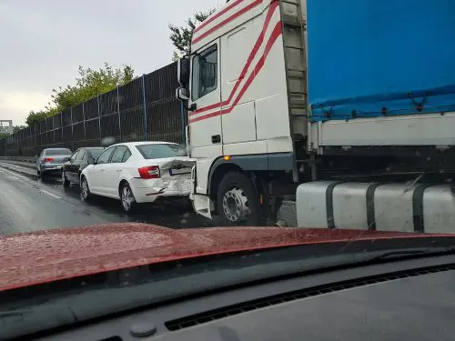 Verkehrsunfall - Kollision bei unzulässigem Wechsel auf den rechten Seitenstreifen der Autobahn