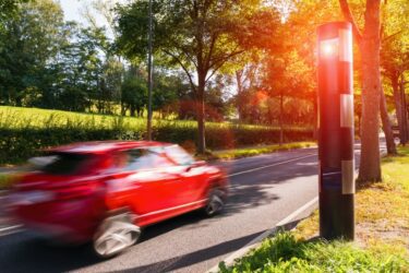 Verkehrsunfall – Haftung Fahrer bei erheblicher Geschwindigkeitsüberschreitung innerorts