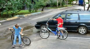 Verkehrsunfall – Radfahren eines 9-jährigen Kindes auf Parkplatz – Haftung