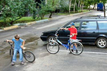Verkehrsunfall – Radfahren eines 9-jährigen Kindes auf Parkplatz – Haftung