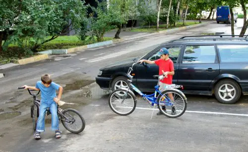 Verkehrsunfall - Radfahren eines 9-jährigen Kindes auf Parkplatz - Haftung