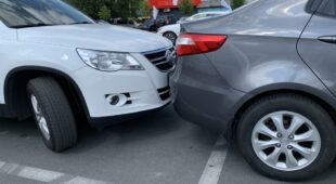 Verkehrsunfall auf öffentlichem Parkplatz