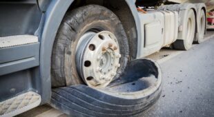Verkehrsunfall – Teile eines Reifenmantels – Reifendecke auf Autobahn