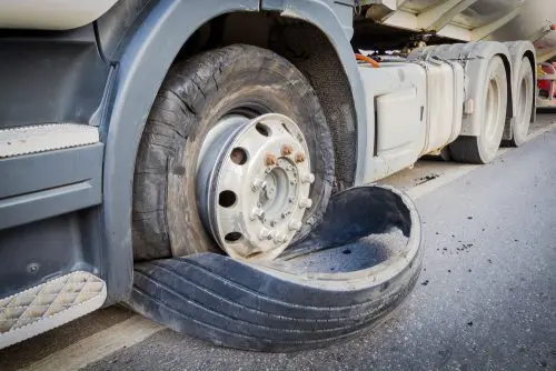 Verkehrsunfall - Teile eines Reifenmantels – Reifendecke auf Autobahn