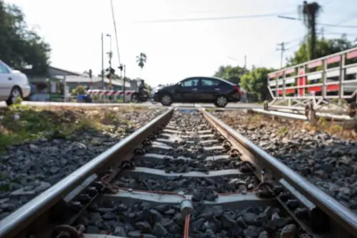 Schadensersatzansprüche bei Blockade der Gleisanlage und Straße durch verunfalltes Fahrzeug