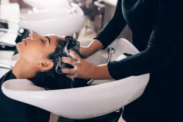 Friseurbesuch – Verbrennungen und Verätzungen mit Haarverlust durch Blondierung