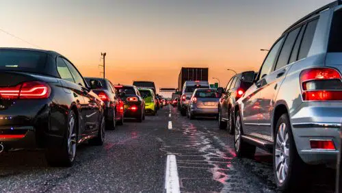 Verkehrsunfall auf einer mehrspurigen Straße nach Wiedereinscheren nach Überholen