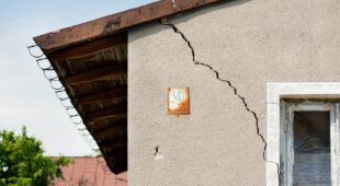 Grundstückskauf – Schadensersatzanspruch des Käufers bei Wandrissen und undichtem Dach