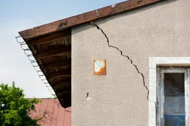 Grundstückskauf – Schadensersatzanspruch des Käufers bei Wandrissen und undichtem Dach