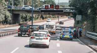 Verkehrsunfall auf Autobahn – Spurwechsel von Mittelspur auf Überholspur