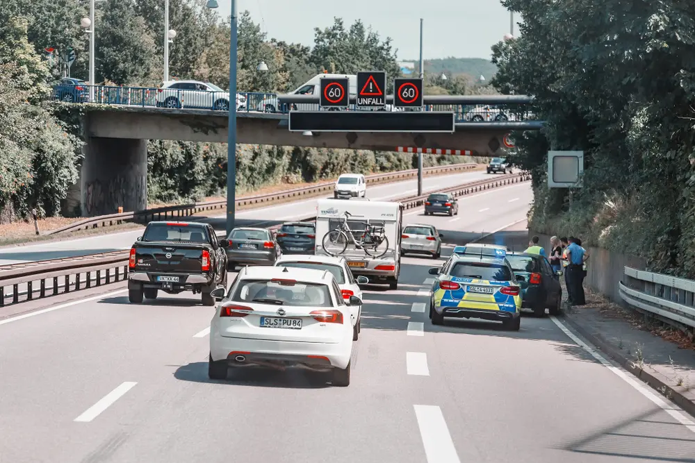 Verkehrsunfall auf Autobahn - Spurwechsel von Mittelspur auf Überholspur