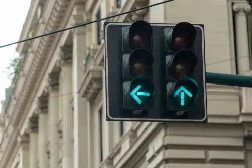 Verkehrsunfall - Zusammenstoß beim Linksabbiegen an Ampel mit einem grünen Linksabbiegerpfeil