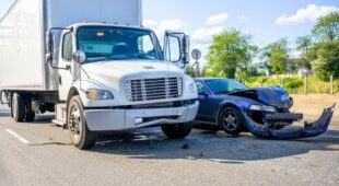 Verkehrsunfall – Kollision Lkw mit einem im toten Winkel fahrenden Spurwechsler