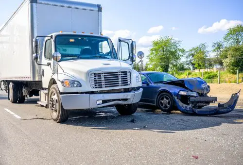 Verkehrsunfall - Kollision eines Lkw mit einem im toten Winkel fahrenden Spurwechsler
