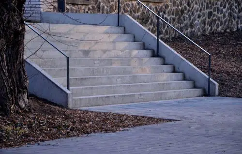 Verkehrssicherungspflicht einer Bank - Instandhaltung des Handlaufs einer Treppe