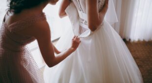 Hochzeitskleidkauf nach vorheriger Anprobe in Ladengeschäft