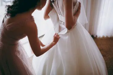 Hochzeitskleidkauf nach vorheriger Anprobe in Ladengeschäft