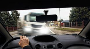 Autobahnunfall – Aufprall bei Abbremsmanöver zur Vermeidung Kollision mit Fahrspurwechsler