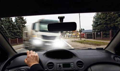 Autobahnunfall - Aufprall bei Abbremsmanöver zur Vermeidung Kollision mit Fahrspurwechsler