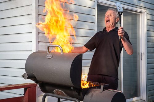 Grillunfall - Aufsprühen von Grillanzünder auf glimmende Kohlen als fahrlässige Handlung