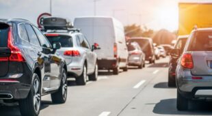 Verkehrsunfall bei Stau – Anwendbarkeit des § 18 Abs. 3 StVO auf der bevorrechtigten Fahrspur