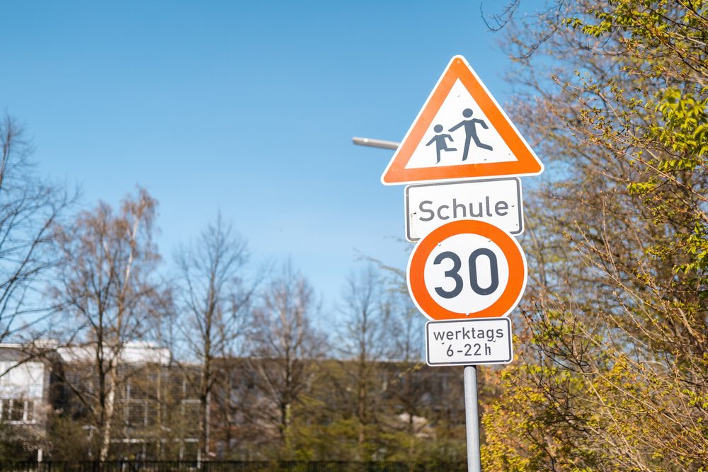 Verkehrsunfall - im Bereich einer Schule nebst dort befindlicher Bushaltestelle