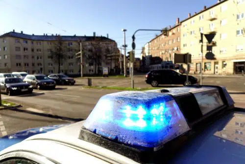 Verkehrsunfall mit Verwendung von Einsatzhorn und Blaulicht in Kreuzung fahrendes Polizeifahrzeug