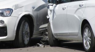 Verkehrsunfall – Einbiegendes und überholendes Fahrzeug