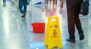 Sturzunfall eines Reisenden im Flughafengebäude – Haftung des Reiseveranstalters