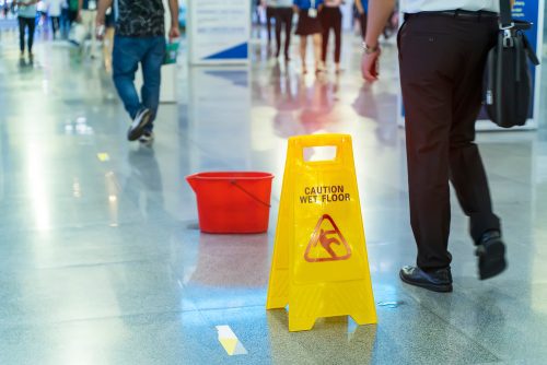 Sturzunfall eines Reisenden im Flughafengebäude - Haftung des Reiseveranstalters