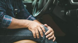 Verkehrsunfall – Kausalität Knieschaden