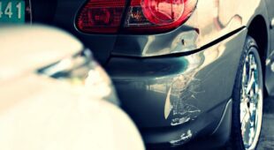 Verkehrsunfall auf Parkplatz – Haftungsverteilung