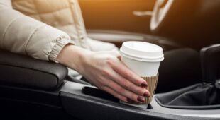 Kaffee im Mietwagen verschüttet – Haftung