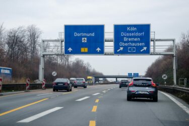 Verkehrsunfall – Einfädeln von Beschleunigungsspur auf Autobahn