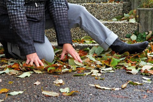 Fußgängersturz wegen Unebenheiten auf Straße