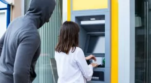 EC Karte geklaut – Wie erhalten Sie Ihr Geld von der Bank zurück?