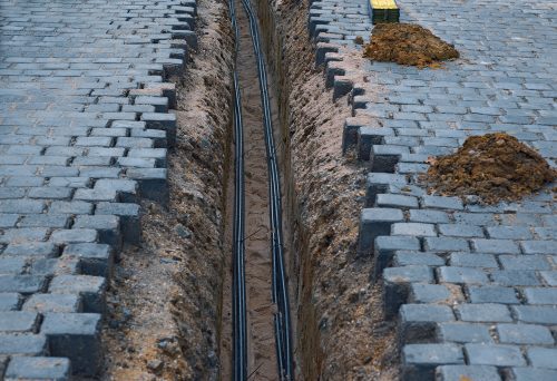 Verkehrssicherungspflicht bei Stromkabelverlegung über öffentliche Straße