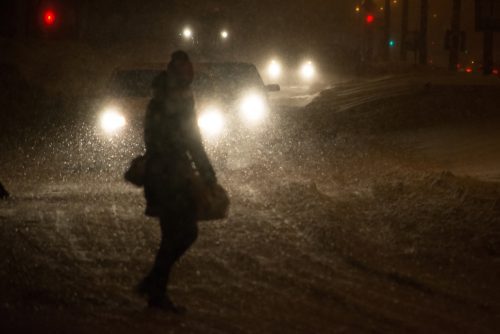 Haftungsverteilung Fußgängerunfall - Überquerung einer schmalen Fahrbahn bei Dunkelheit