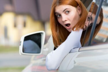 Verkehrsunfall – Kollision bei Rückwärtsfahrt aus Parktasche