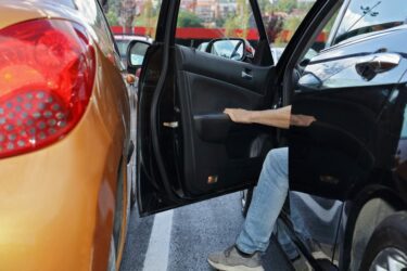 Parkplatzunfall – öffnende Fahrertür mit einfahrendem Fahrzeug