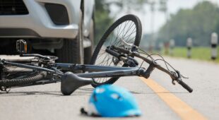 Verkehrsunfall – auf Gehweg in entgegengesetzter Fahrtrichtung fahrender Radfahrer